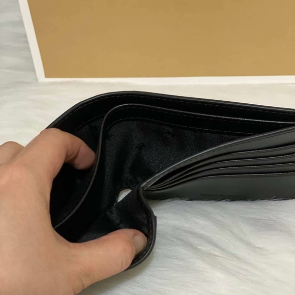 MICHAEL KORS SLIM BILLFOLD WALLET - Picture 4 of 5